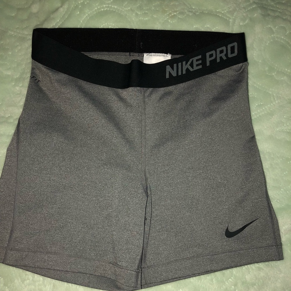 Light grey Nike pros 5”